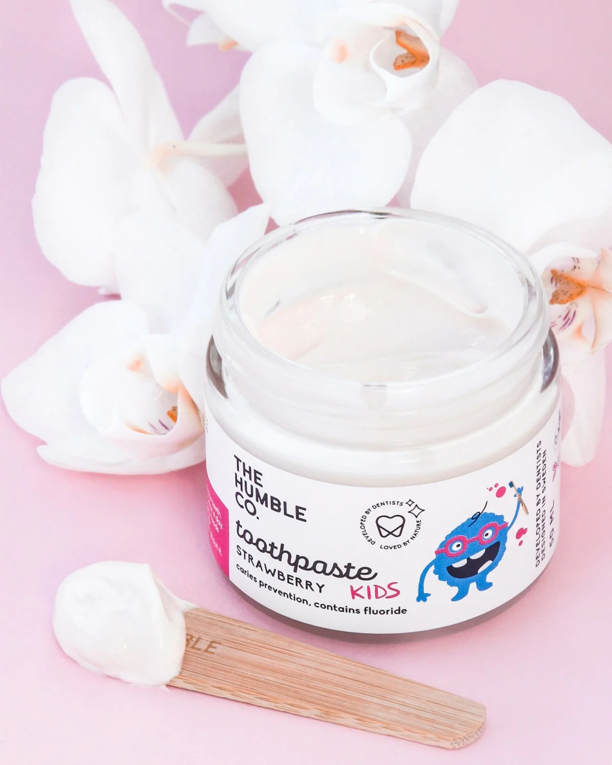 toothpaste-in-glass-jar-kids-strawberry-415607